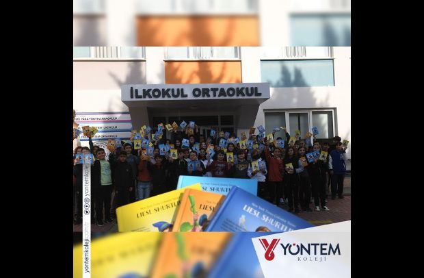 Yöntem Kolejinde 5, 6 ve 7. Sınıflarımız her yıl 40 roman okumaktadır. Bu romanlar Türk ve dünya edebiyatının seçkin eserleridir. Öğrencilerimiz, dünya edebiyatında önemli yeri olan ünlü yazar Liesl Shurtliff'in kaleme aldığı romanları büyük bir keyifle okudu ve ünlü yazarla iletişime geçerek roman değerlendirmesi yaptı. İzlemeniz dileğiyle... @lieslshurtliff