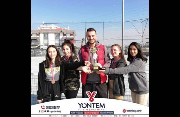 enis Müsabakaları'nda Yöntem Koleji Kız Tenis Takımımız, Gençler A Kategorisi'nde Konya 3.sü olmuştur.