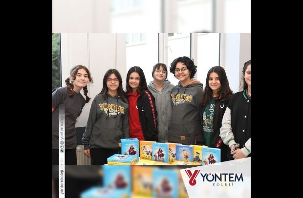 Yöntem Kolejinde 5, 6 ve 7. Sınıflarımız her yıl 40 roman okumaktadır. Bu romanlar Türk ve dünya edebiyatının seçkin eserleridir. Öğrencilerimiz, dünya edebiyatında önemli yeri olan ünlü yazar Liesl Shurtliff'in kaleme aldığı romanları büyük bir keyifle okudu ve ünlü yazarla iletişime geçerek roman değerlendirmesi yaptı. İzlemeniz dileğiyle... @lieslshurtliff